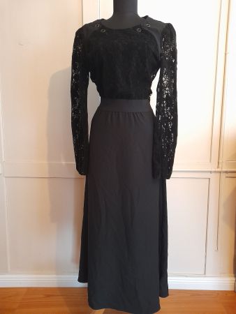 schmales Maxikleid . schwarz . mit Samt-Spitze .