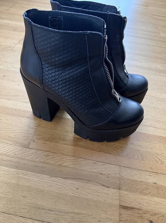 Damenschuhe: Stiefel mit Absatz – Gebraucht aus Biberist von Mar.sil