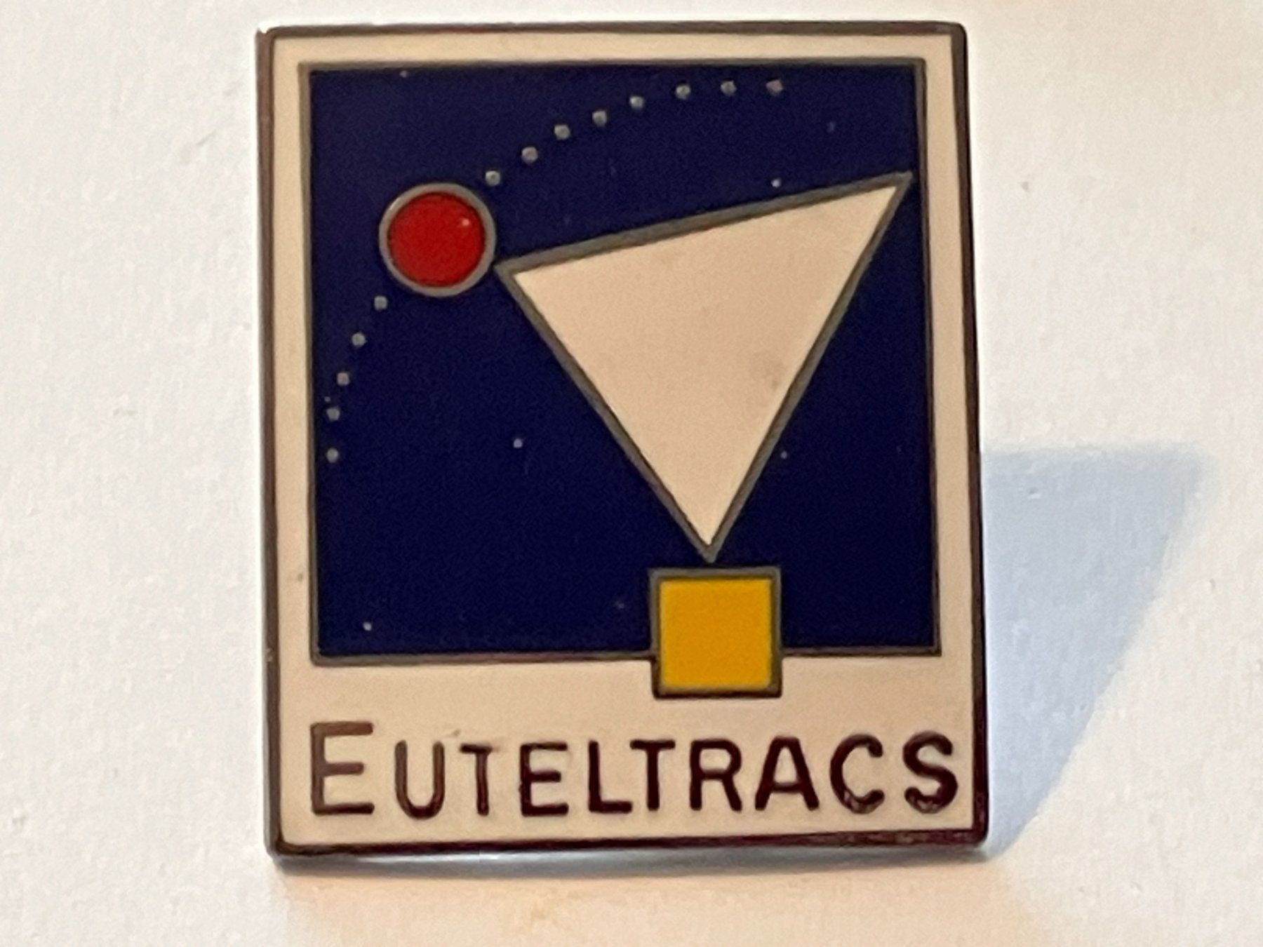 Placchette & Badge: 1 Pin Euteltracs – Usato da Basel venduto da djwwpp