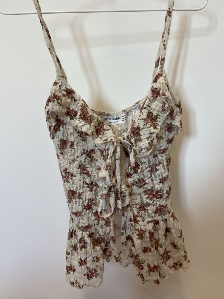 Pull&Bear Top: Blumen Spitzen Top – Usato da Guntalingen venduto da mon_hc9m