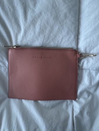 Pochette Tommy Hilfiger rose pastel - Parfait pour l'été!