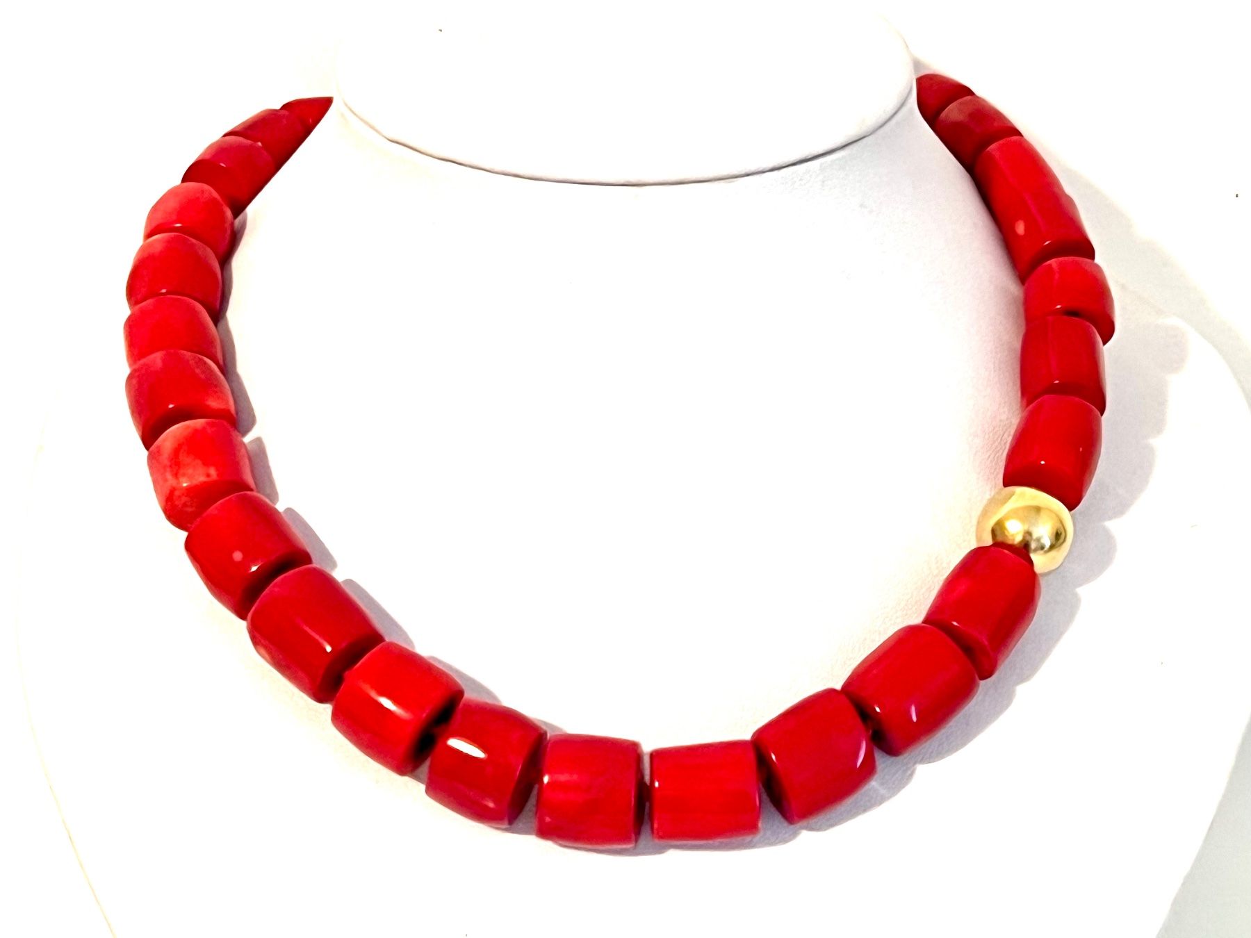 Colliers: Rote Korallen Halskette - Vergoldet – Neuf avec emballage d'origine à Rüschlikon par ThereseJewelryDesign 1