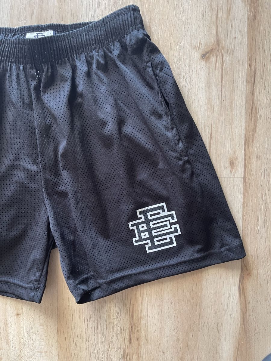 Jeans: Shorts noirs, L, marque EE, neuf – Nuovo (secondo la descrizione) da Kloten venduto da Vermicelles 1