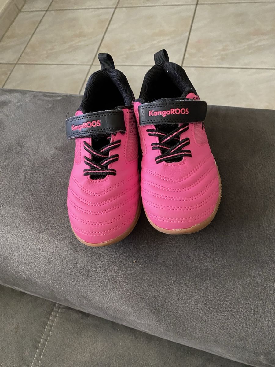 Schuhe für Jungen: Hallenschuhe KangaRoos 27 – Neu (gemäss Beschreibung) aus Roggwil TG von Strick-Fee 1