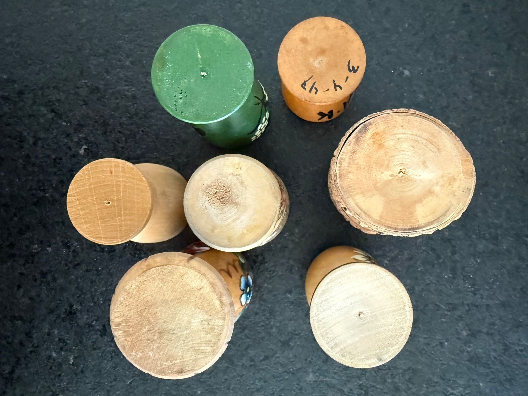 Altre Stoviglie: 7 Vintage Eierbecher Holz bemalt Deko Ostern – Usato da Basel venduto da Rouge. 3