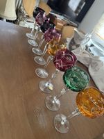 8 handgeschliffene Römergläser aus farbigem Kristallglas