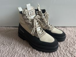 neue Boots Filling Pieces