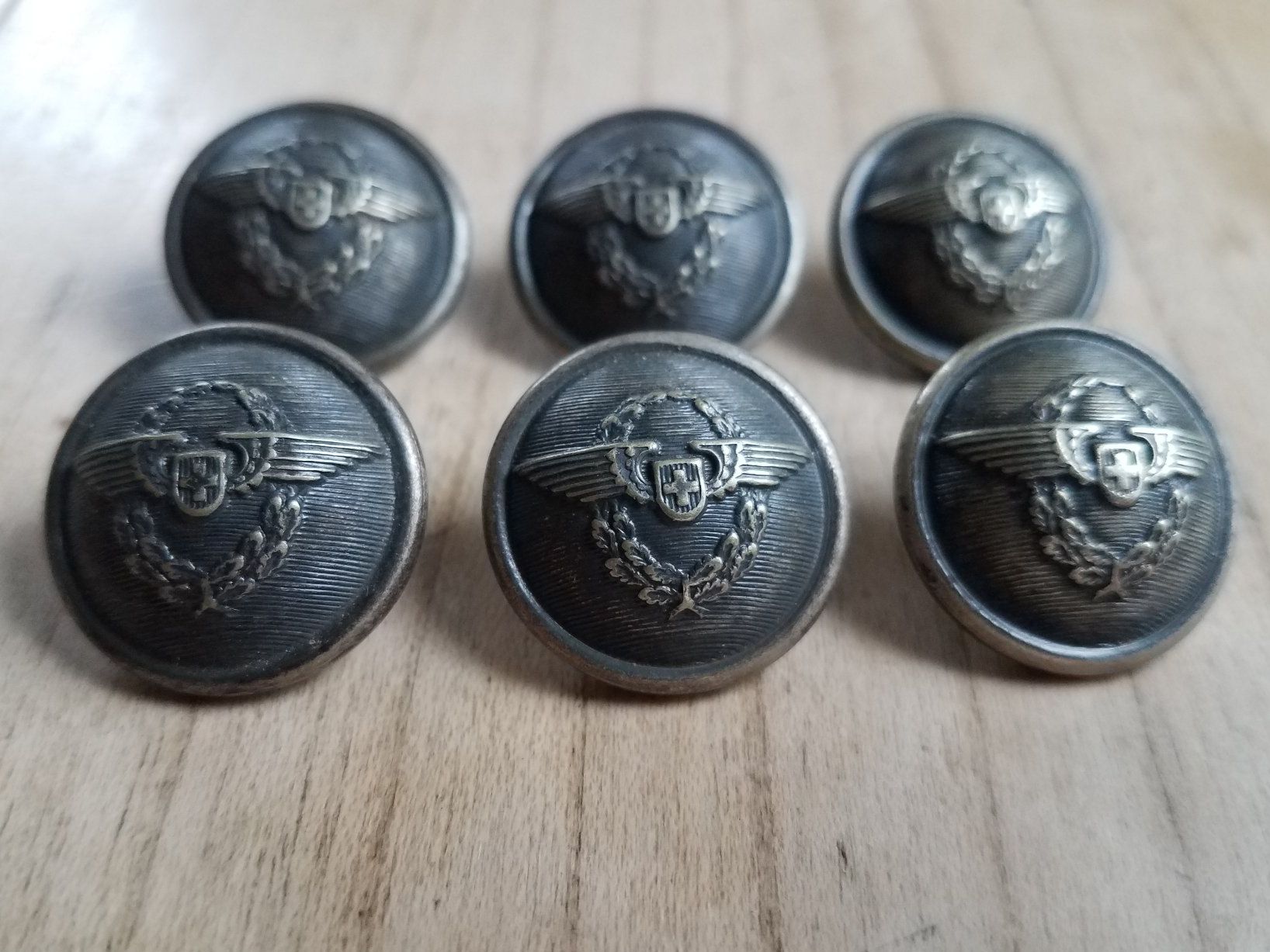 Bottoni: 6 antike Piloten Uniform Knöpfe Emblem Schweizer Luftwaffe – Usato da Rorschacherberg venduto da Marubium 1