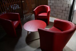 3 SESSEL MIT TISCH