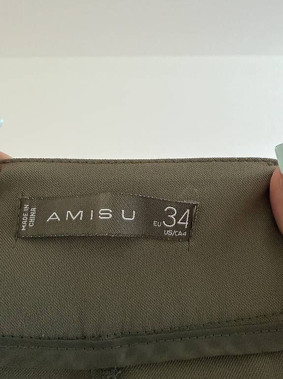 Pantaloni: AMISU CARGO SHORTS GR. 34 – Usato da Niederhasli venduto da agn_28zq 2