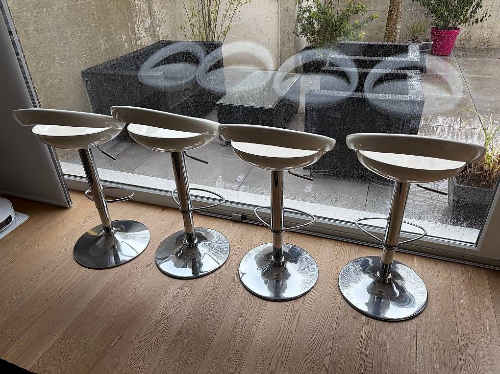 Sgabelli: 4 Tabourets de bar en plastique moulé blanc – Usato da Bevaix venduto da Nox_t 1