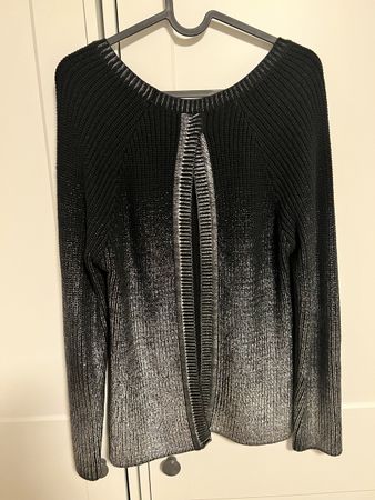 Pull noir élégant avec dos ouvert