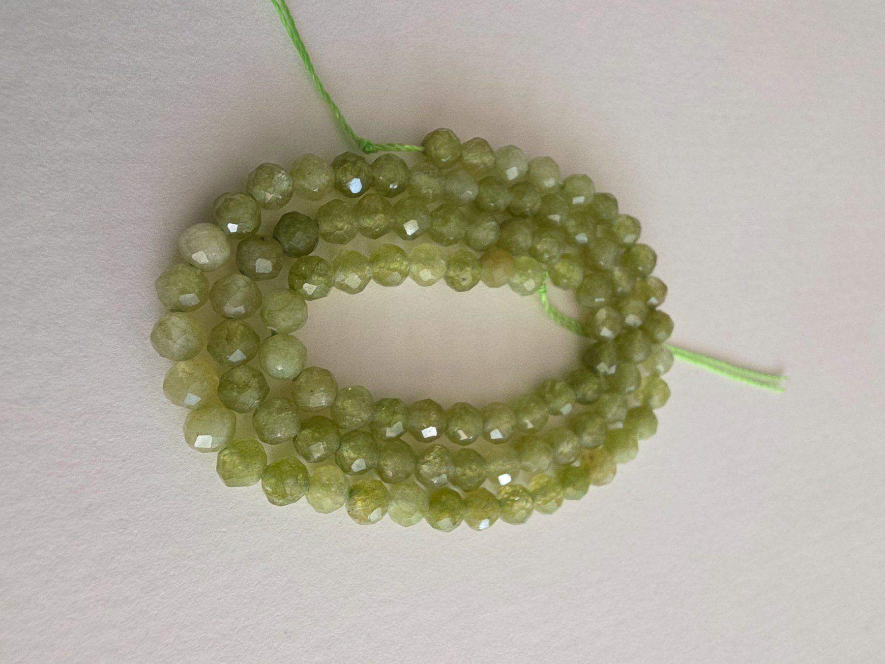 Minerali & Pietre curative: Peridot facettiert 4mm. Strang – Nuovo e nell'imballaggio originale da Menziken venduto da Mirager