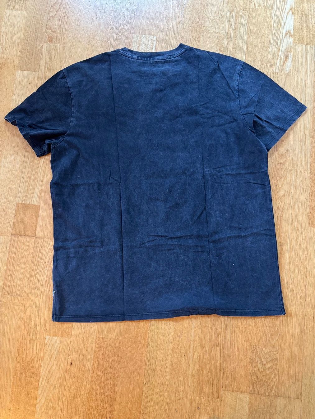 Guess T-Shirts: T-Shirt der Marke GUESS – Gebraucht aus Spiez von HomeShoppingSpiez 1