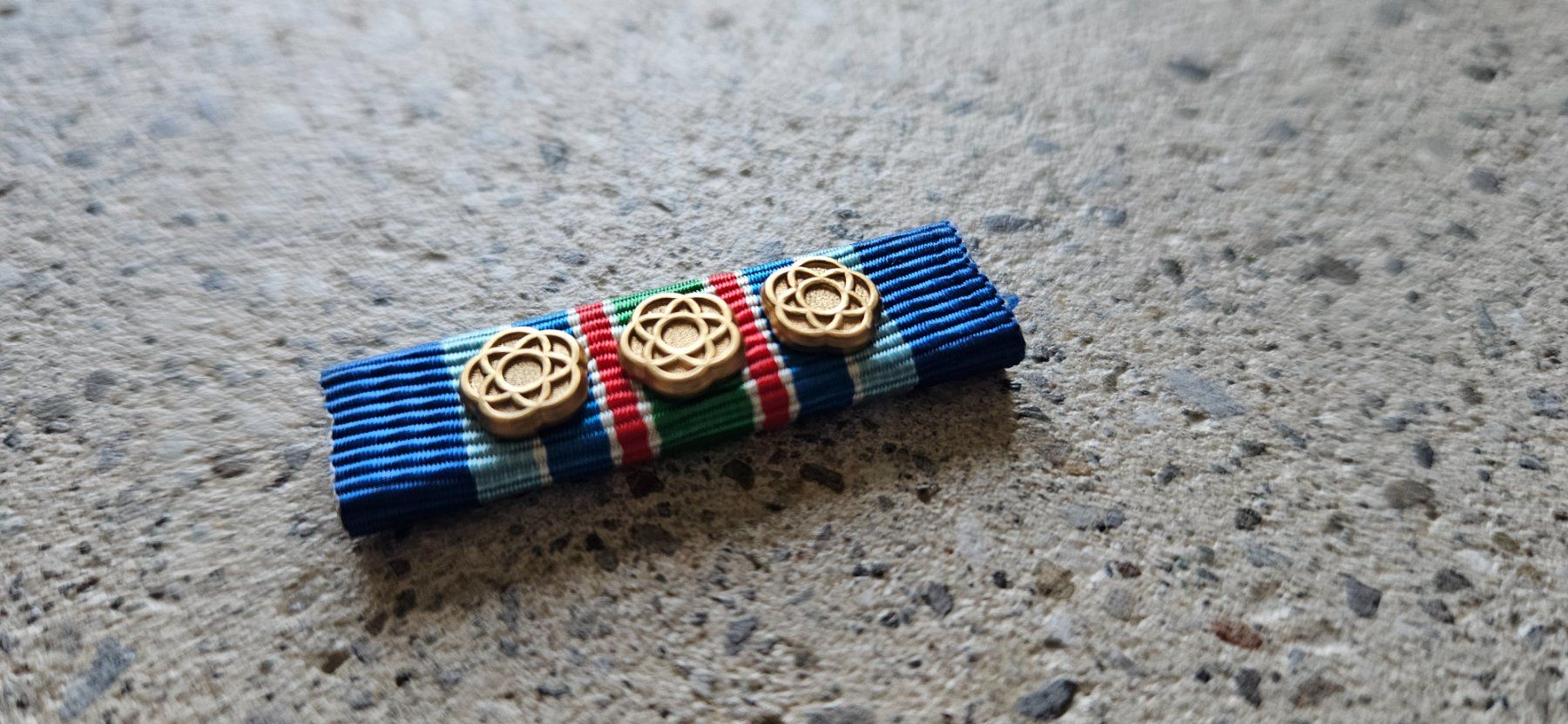 Schweizer Armee Placchette & Badge: ***  Ribbon Namibia 3 x Gold Rosette rare *** – Nuovo e nell'imballaggio originale da Riedholz venduto da fr_sIruP 1