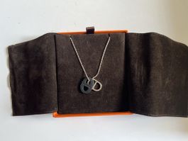Pendentif Hermès O’Maillon argent et cuir veau noir