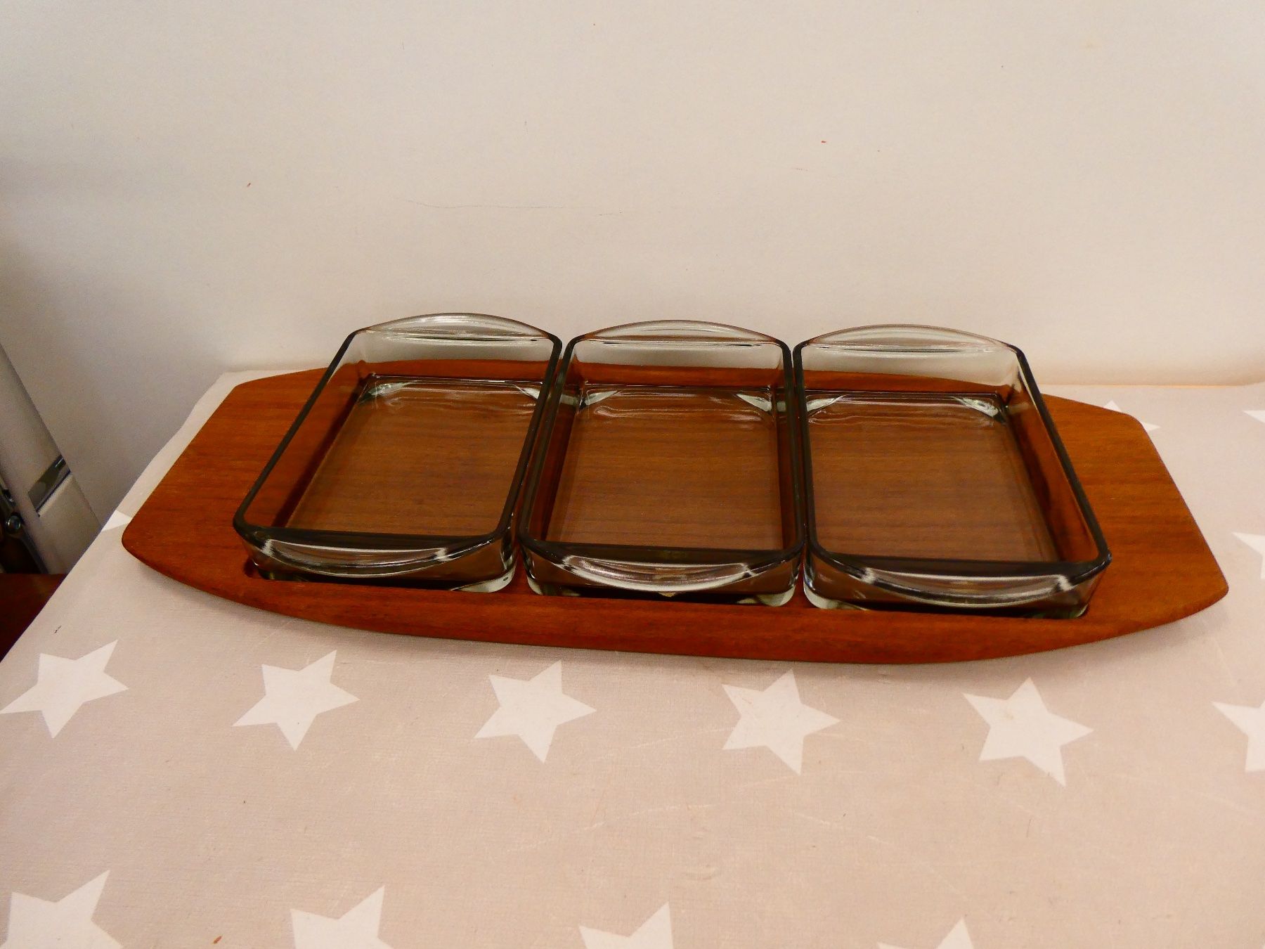 Piatti di portata: 3 Schalen auf Holztablett Vintage Mid-Centuary – Usato da Rafz venduto da Powacaddy
