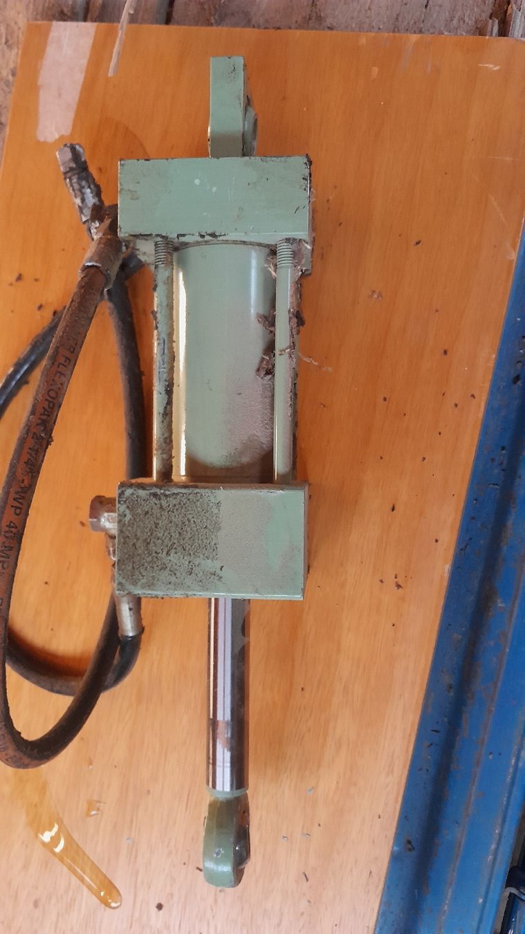 Autres produits électroniques: Hydraulikzylinder gebraucht. – D'occasion à Sörenberg par Chrischte.F 1