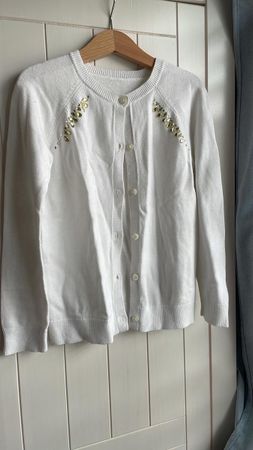 Weisse Strickjacke mit Schmucksteinen, Grösse 122