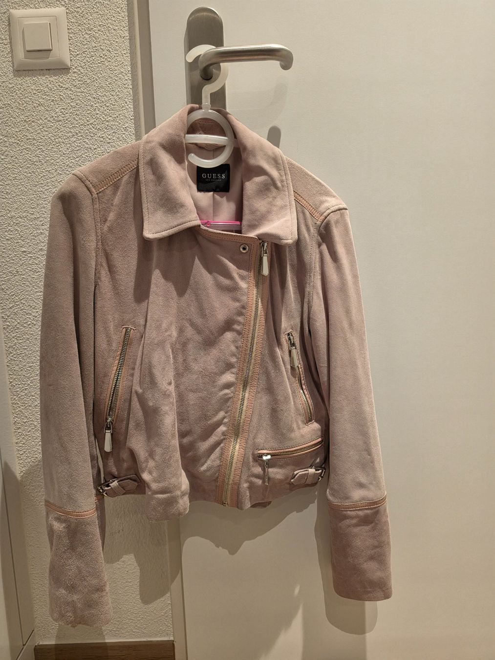 Guess Jacken: Guess Jacke in rosa Wildleder-Optik, Grösse M – Gebraucht aus Wohlen AG von dim_rg9y 1