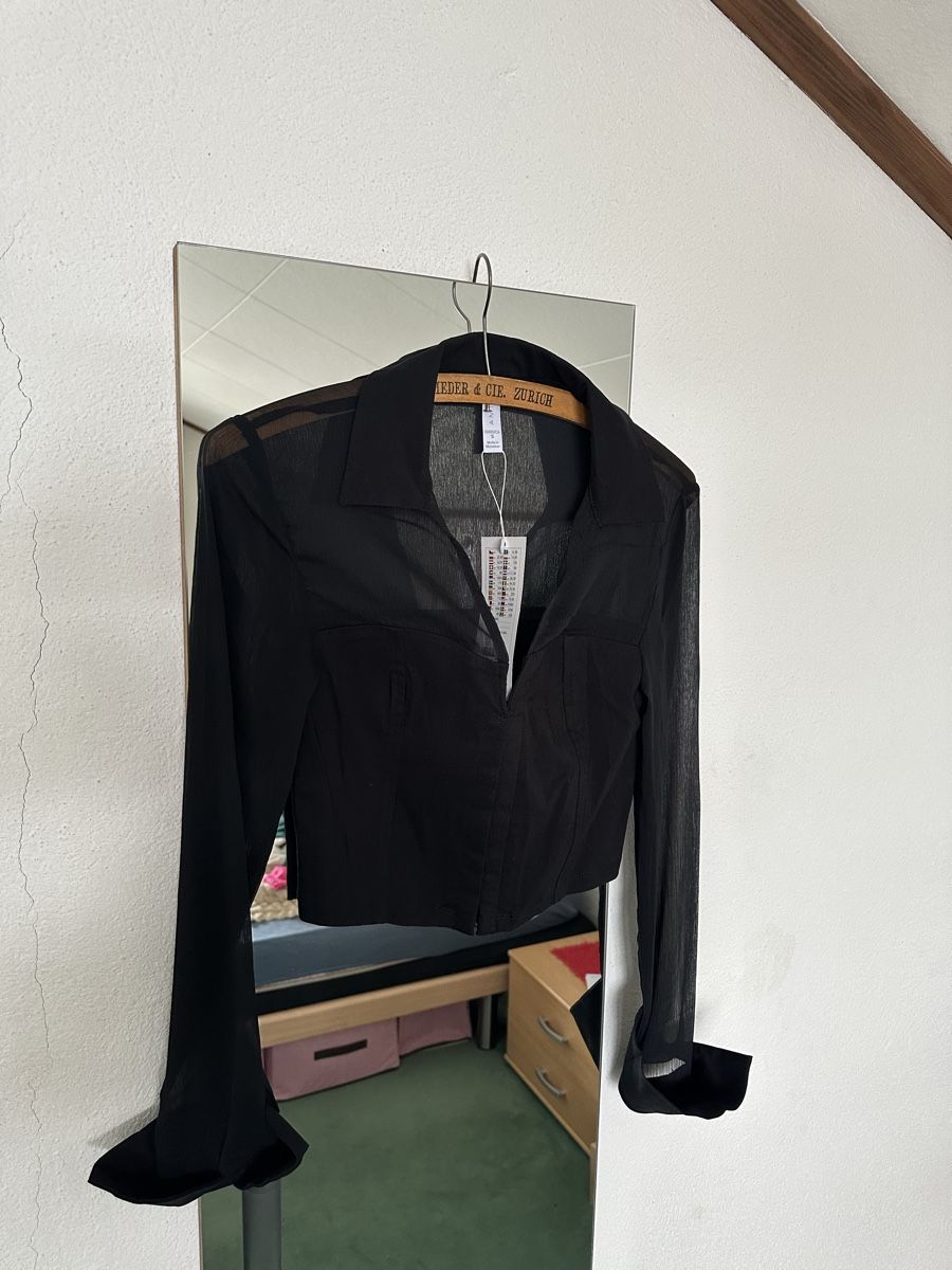 Blusen: Chic Black Amisu Blouse, Size S – Neu und originalverpackt aus Zermatt von now_2scg