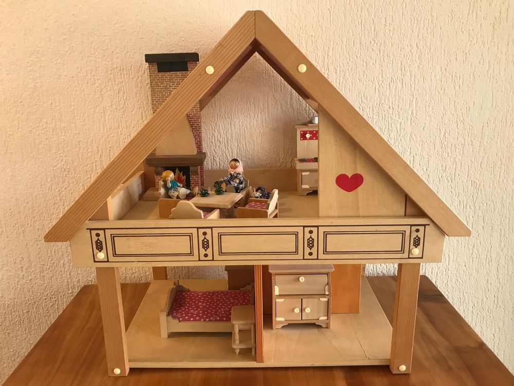 Schönes Puppenhaus mit Einrichtung aus Holz 1