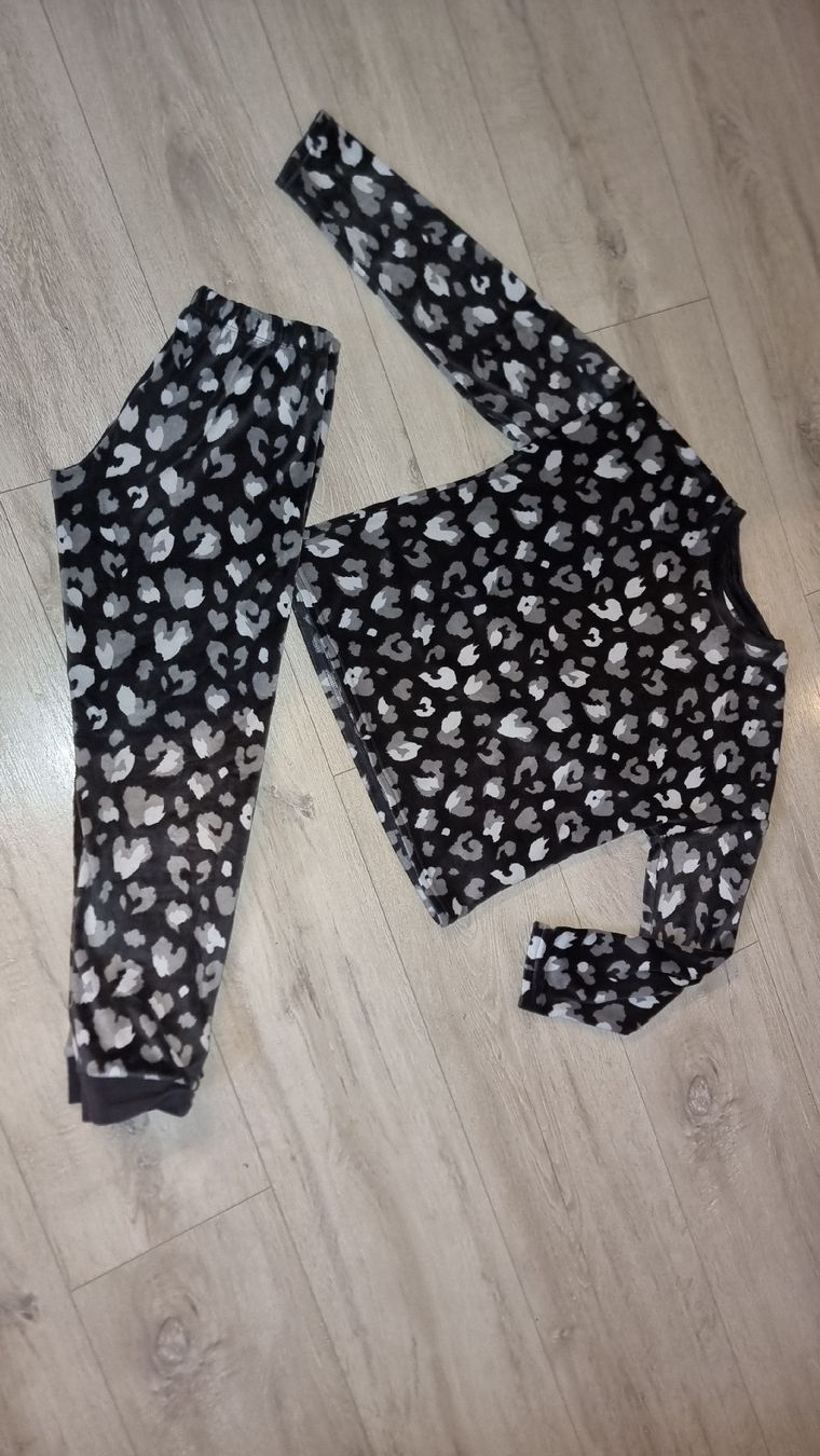 Pigiama & Simili: Winter Pyjama Samt Leoprint, zweiteilig, gr 140 – Usato da Wigoltingen venduto da Zuckerfee84