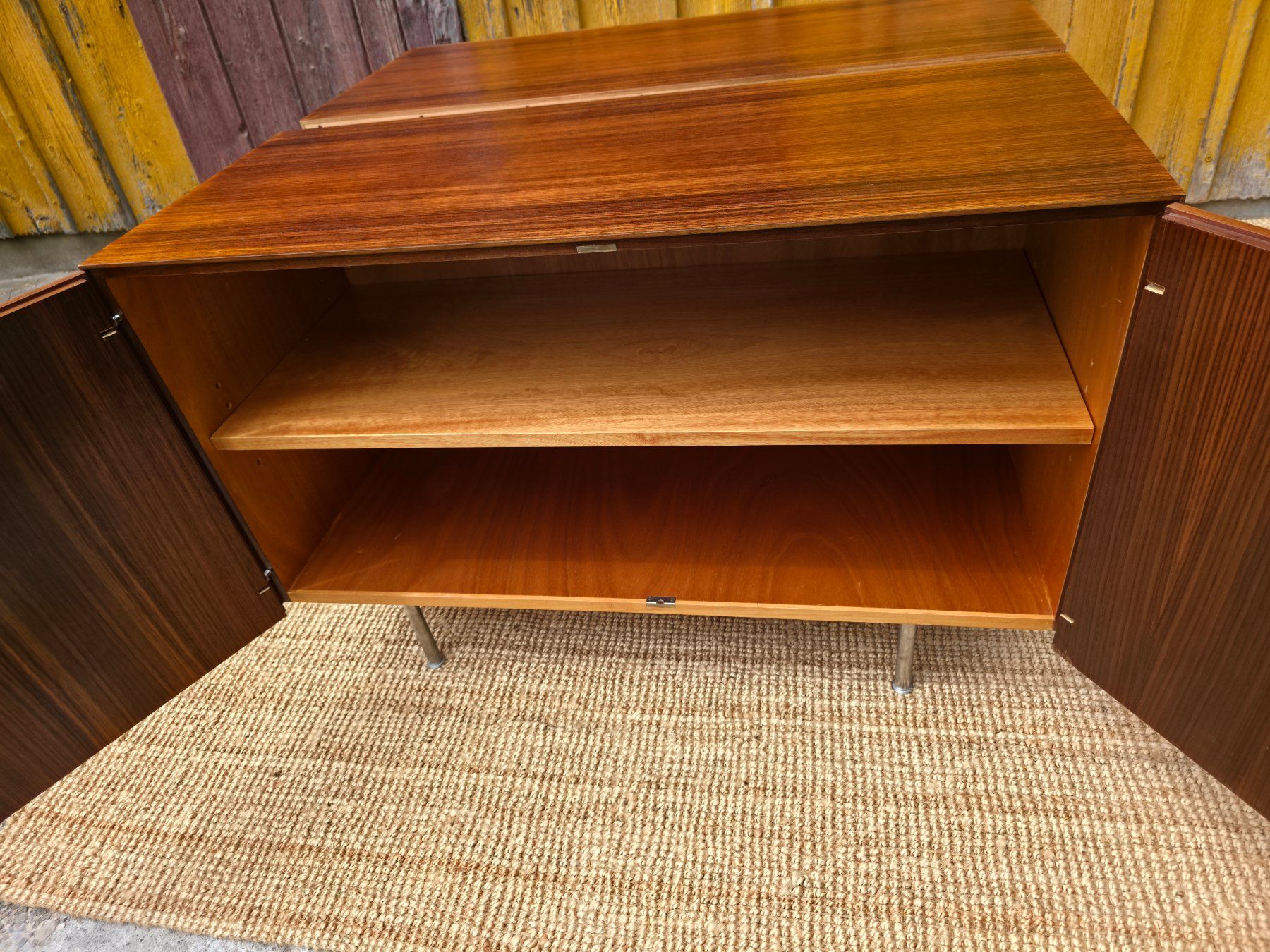 Credenze: Wohnhilfe Sideboard Entwurf Urs Rösch in Palisander – Usato da Haslen AI venduto da Vintagelix 7