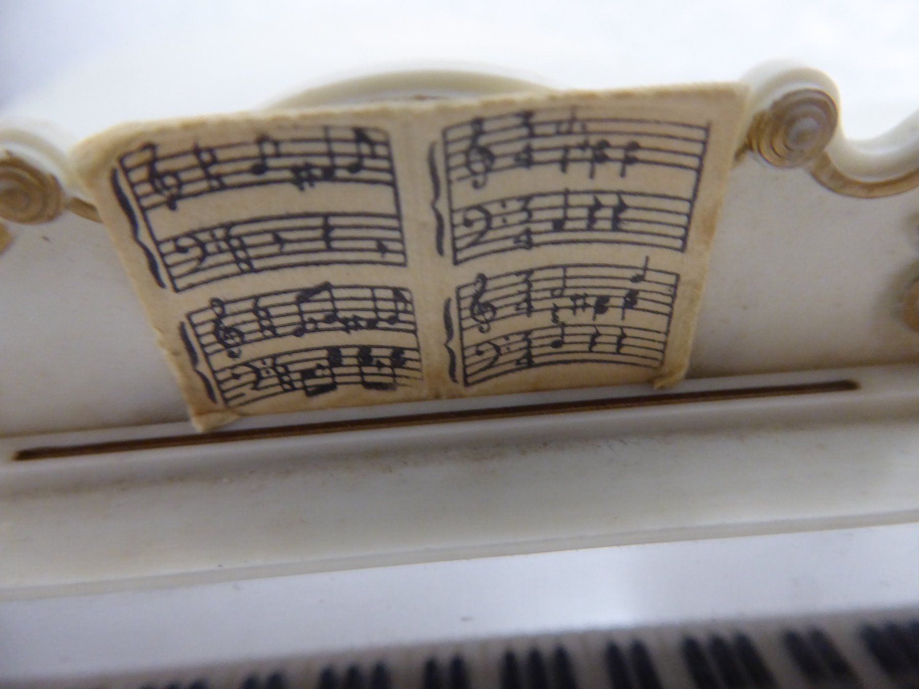 Giocattoli: weisses Piano mit Hocker – Nuovo (secondo la descrizione) da Lausen venduto da Zotty1 3