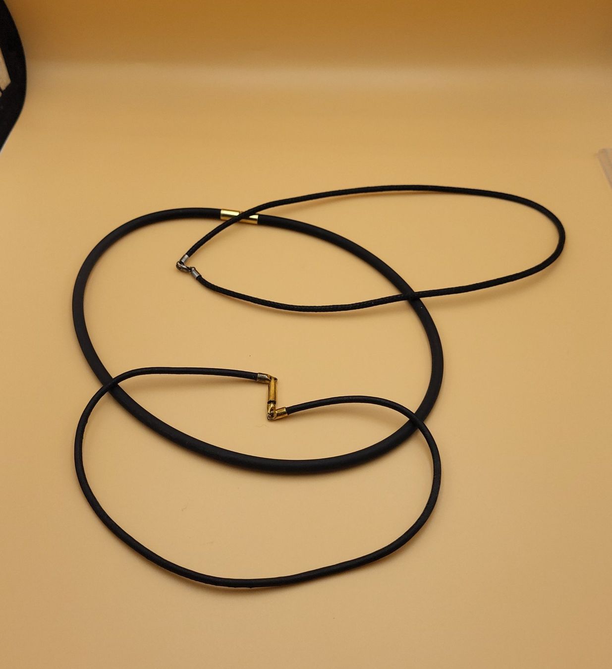 Ketten: 3 Schwarze Collier mit Silber verschluss – Gebraucht aus Wald ZH von SwissPawnshop
