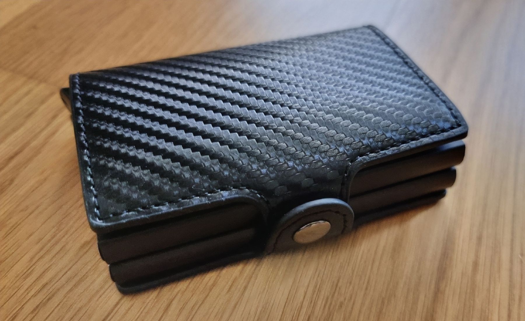 Sonstige Kleidung & Accessoires: Kartenetui Anti-RFID Carbon – Neu und originalverpackt aus Emmenbruecke von Chrissi.
