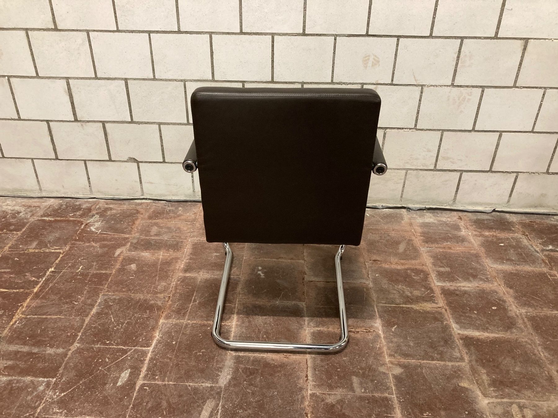 Vitra Stühle: Vitra Visasoft Freischwinger, Leder dunkelbraun – Gebraucht aus Bern von Solid 4