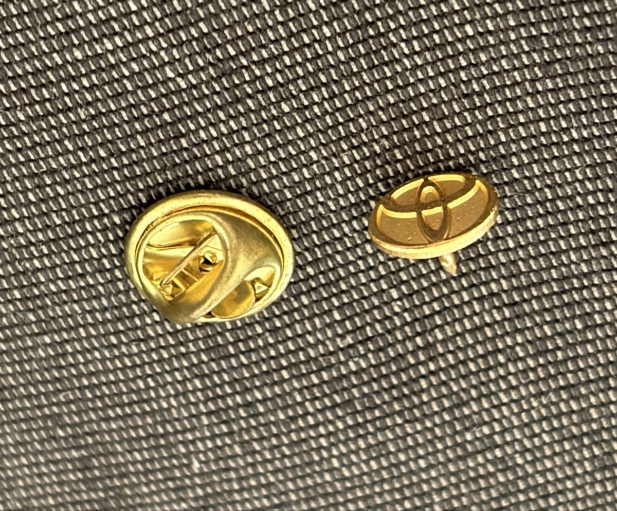 Toyota Plaketten & Abzeichen: Mini-PIN Toyota Logo – Gebraucht aus Inkwil von RetrOhyeah_Schweiz