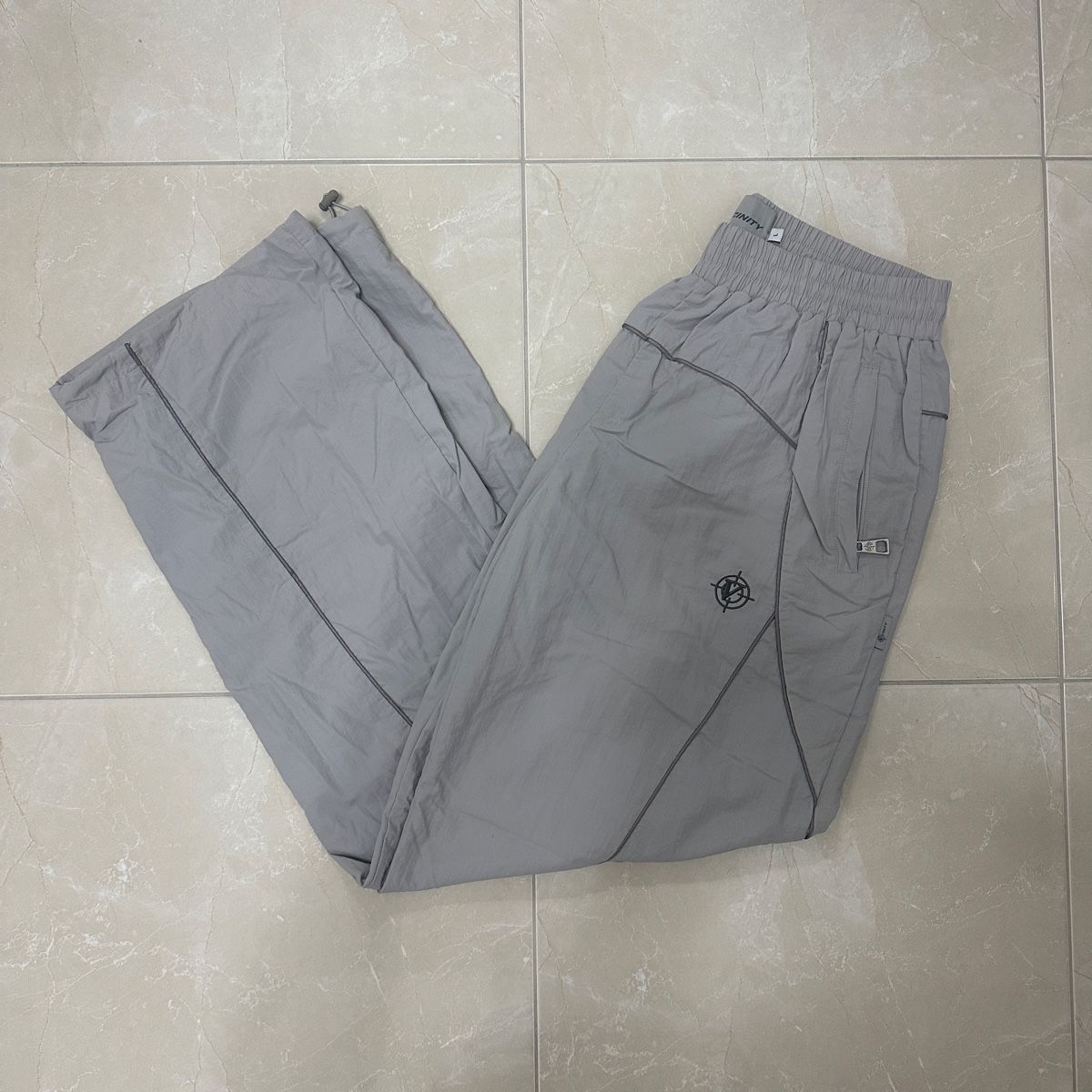 Pantaloni: Vicinity Trainerhose grau Grösse L – Usato da Frenkendorf venduto da a_1999