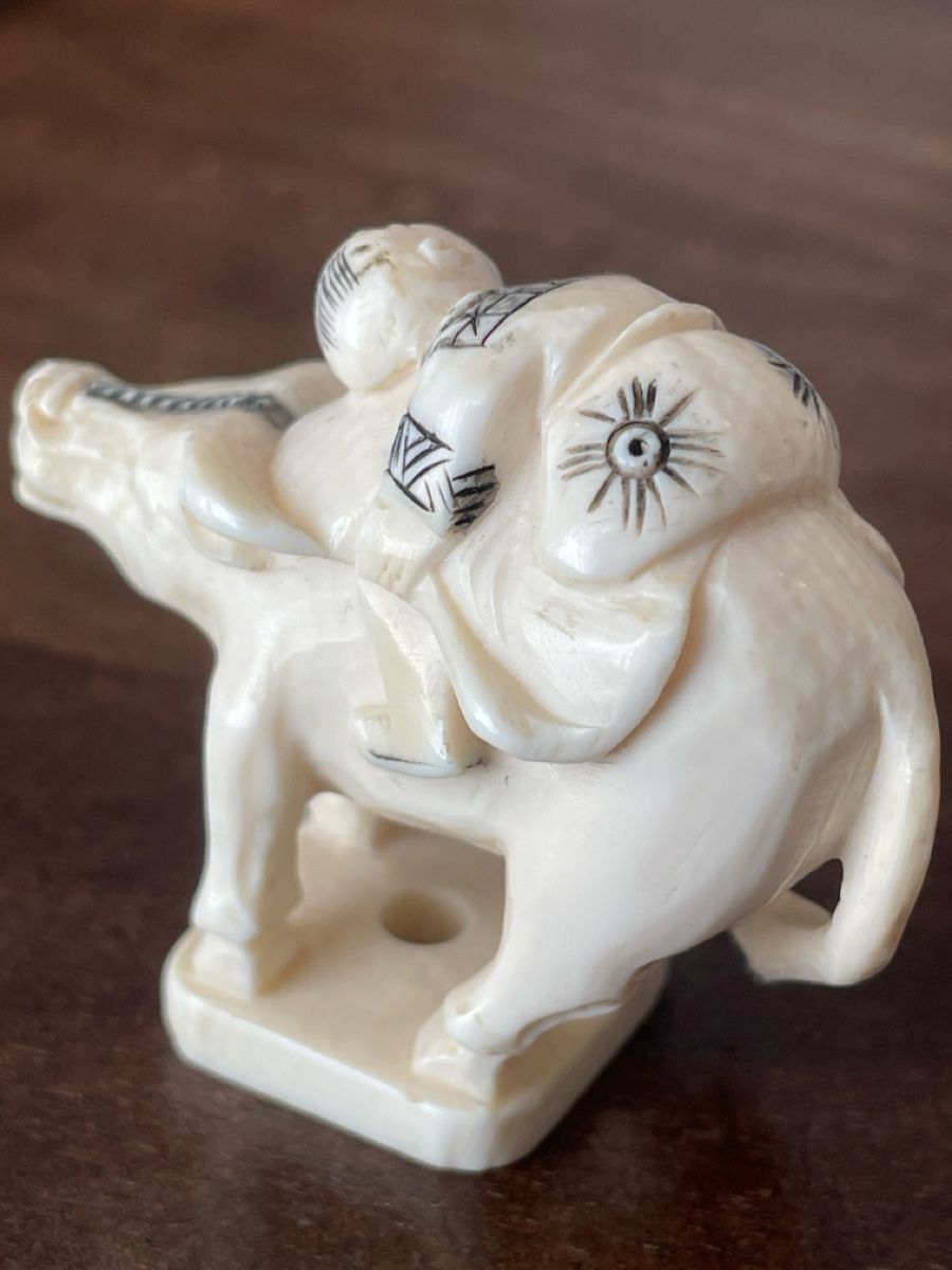 Statuette: Netsuke, Mann auf Wasserbüffel, signiert – Usato da Embrach venduto da Gauvain1 4