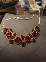 Collier doré avec pierres rouges rondes