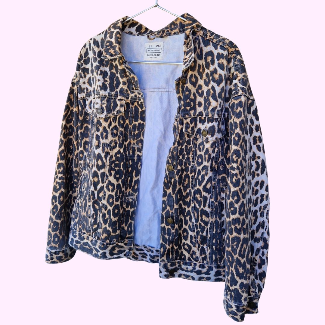 Pull&Bear Vestes: Jeansjacke PULL&BEAR Leo-Print Grösse S (oversized, eher M) – D'occasion à Bern par Vintagefromthefuture