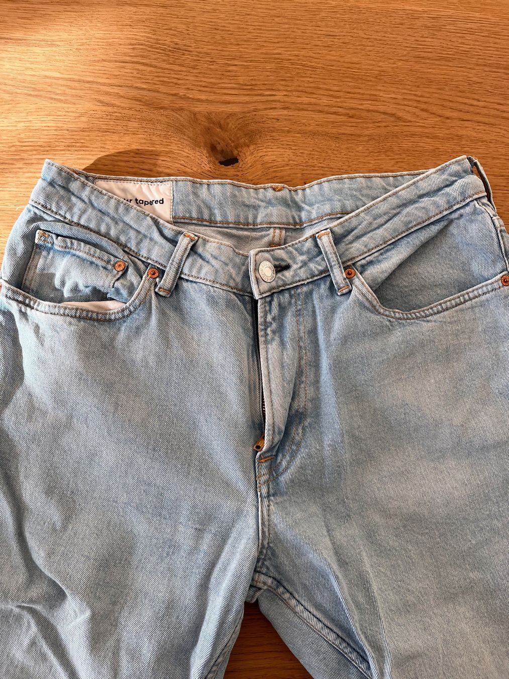 H&M Jeans: Regular Tapered Jeans, hellblau – Usato da Bern venduto da julian.k97 3
