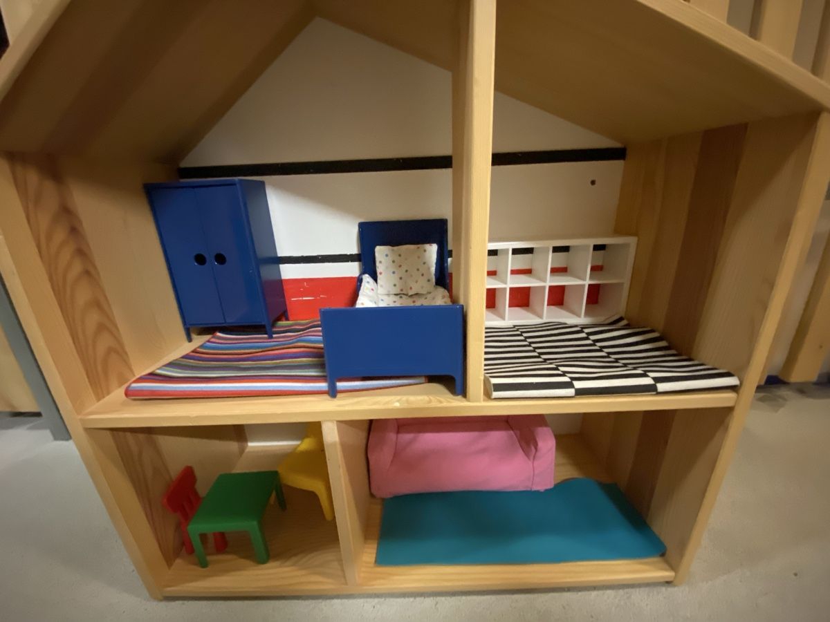 Ikea Case e mobili per bambole: Ikea Holzpuppenhaus mit Inhalt – Usato da Uster venduto da muse70 1
