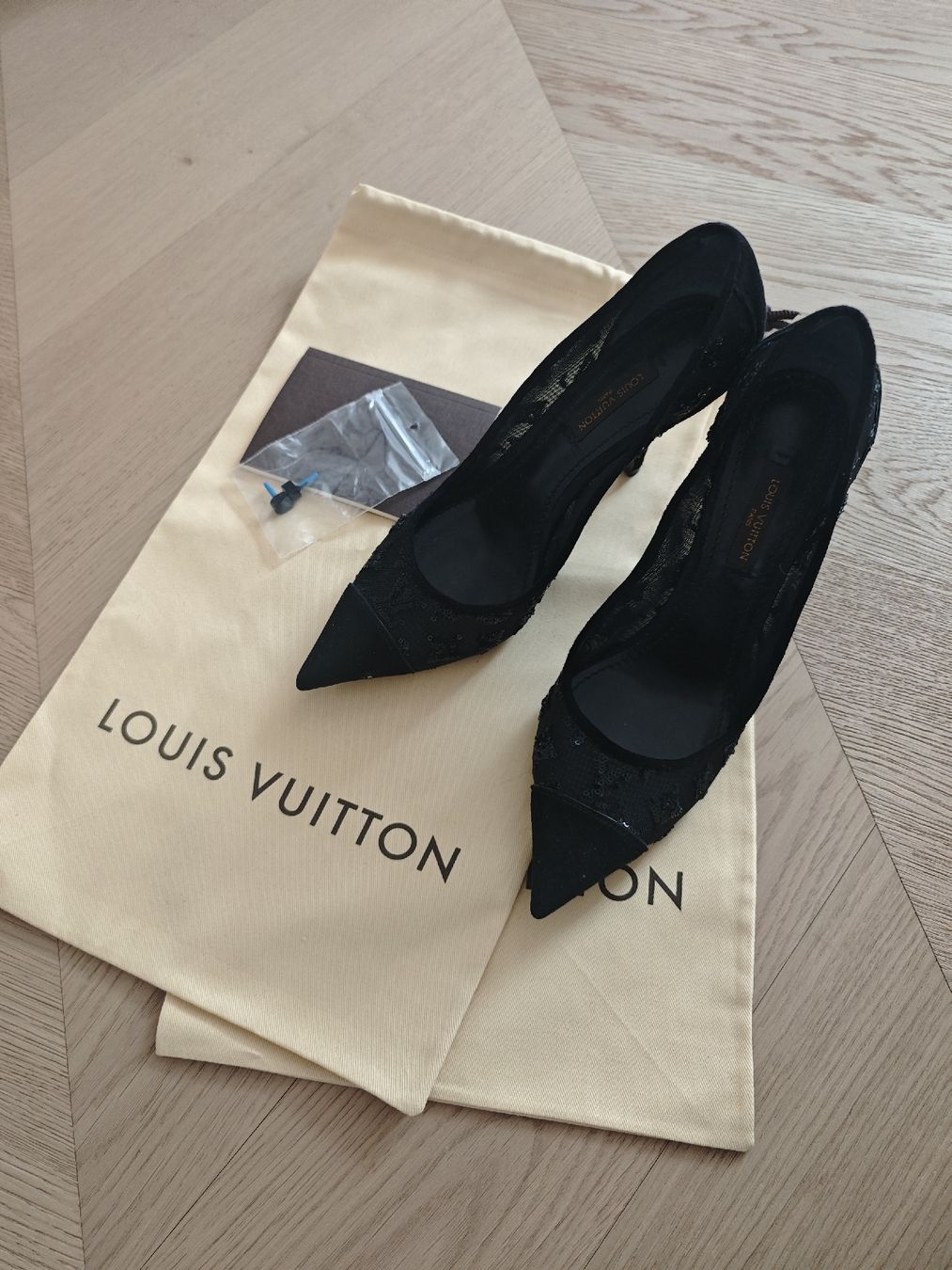 Louis Vuitton Scarpe da donna: LOUIS VUITTON Black Monogram Mesh & Sequin Heels – Nuovo (secondo la descrizione) da Erlenbach ZH venduto da nlh