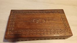Schöne Schatulle mit Schnitzereien