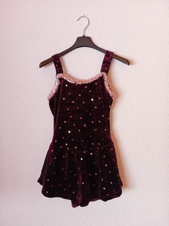 Kürkleid Eiskunstlauf bordeau rot mit Pailletten 152-164