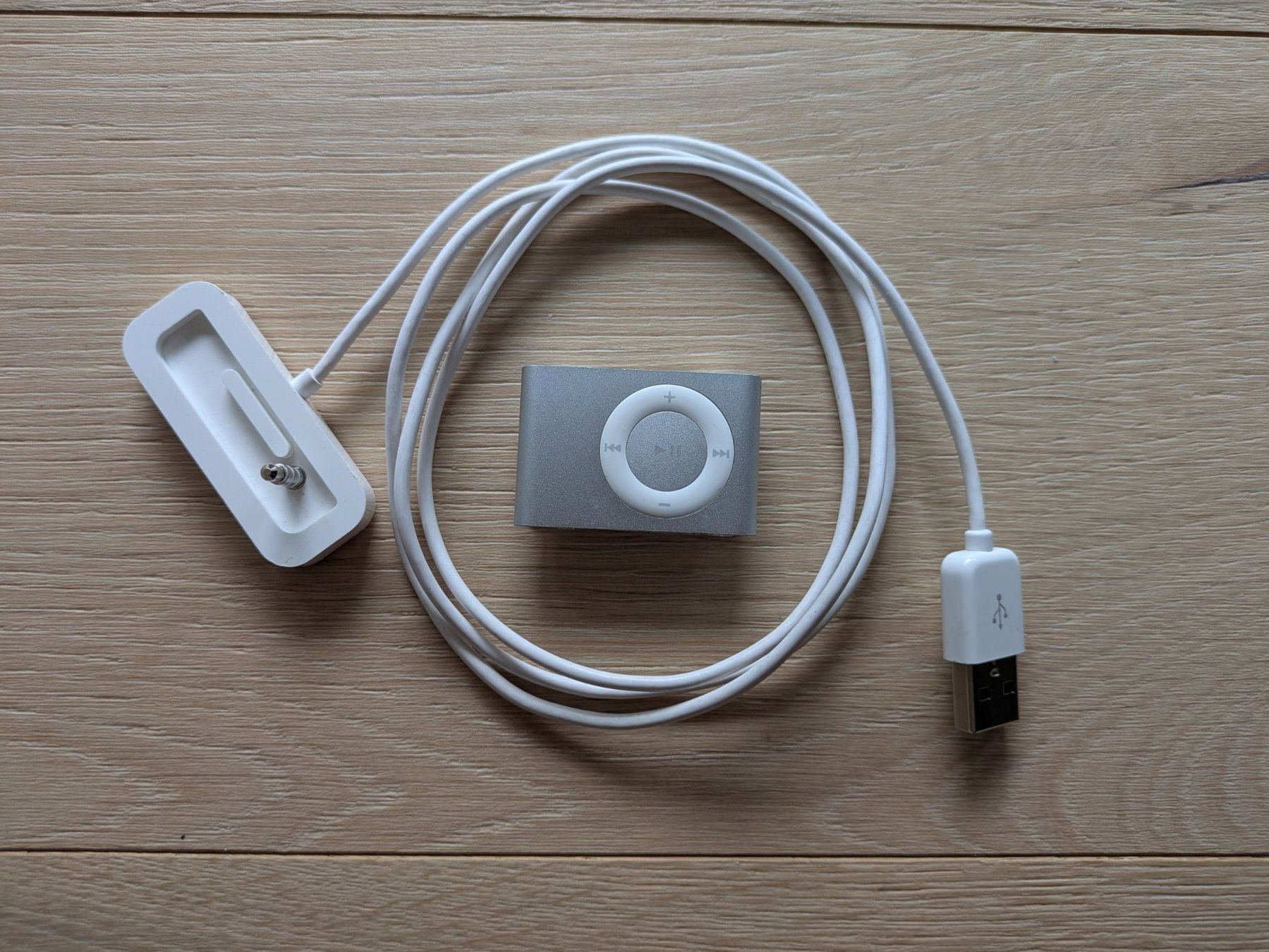 Apple Tragbarer Mediaplayer: iPod shuffle 2GB with usb cable/dock – Gebraucht aus Vessy von Krono5