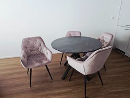 Chaise velours rose piètement noir et table ronde