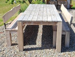 Massiver Holztisch mit 2 Bänke von Bowi