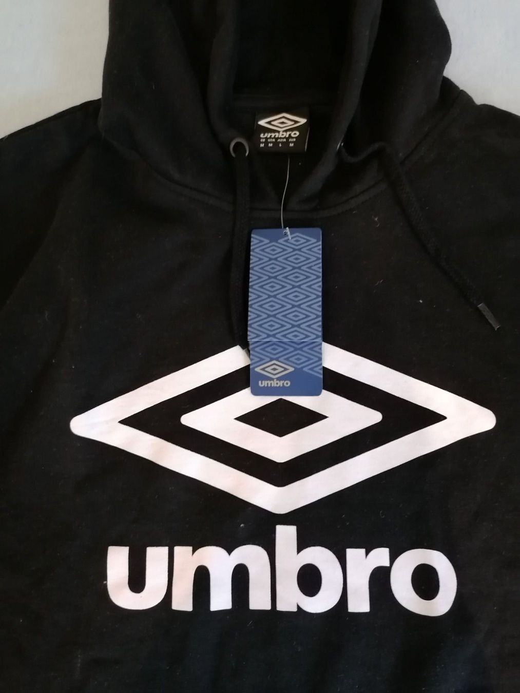 Maglioni & Felpe: Schwarzer Umbro hoodie – Nuovo e nell'imballaggio originale da Mörel venduto da tim_w9py 1