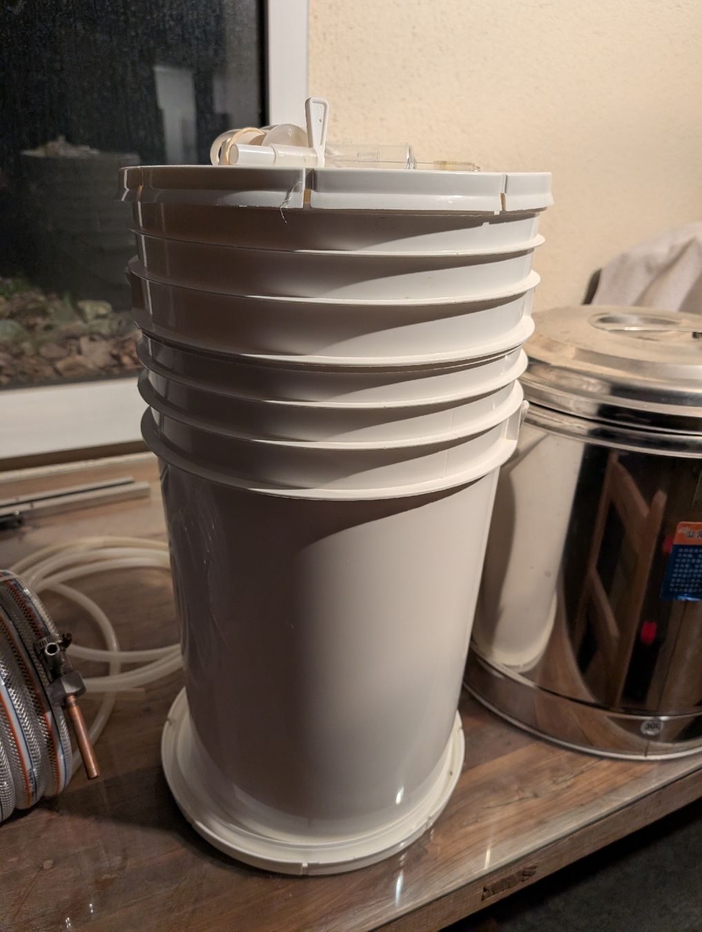 Altro per la casa: 2x Weisse Eimer mit Henkel - mit Auslauf - Bierbraumaterial – Usato da Meilen venduto da Oswald2013 1