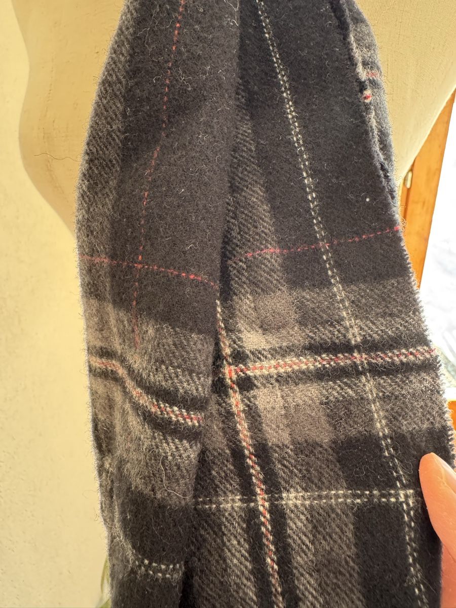Foulard & Sciarpe: 100 wool Unisex Scarf in Black Grey Pattern  – Nuovo (secondo la descrizione) da Veyras venduto da ValClasse 1