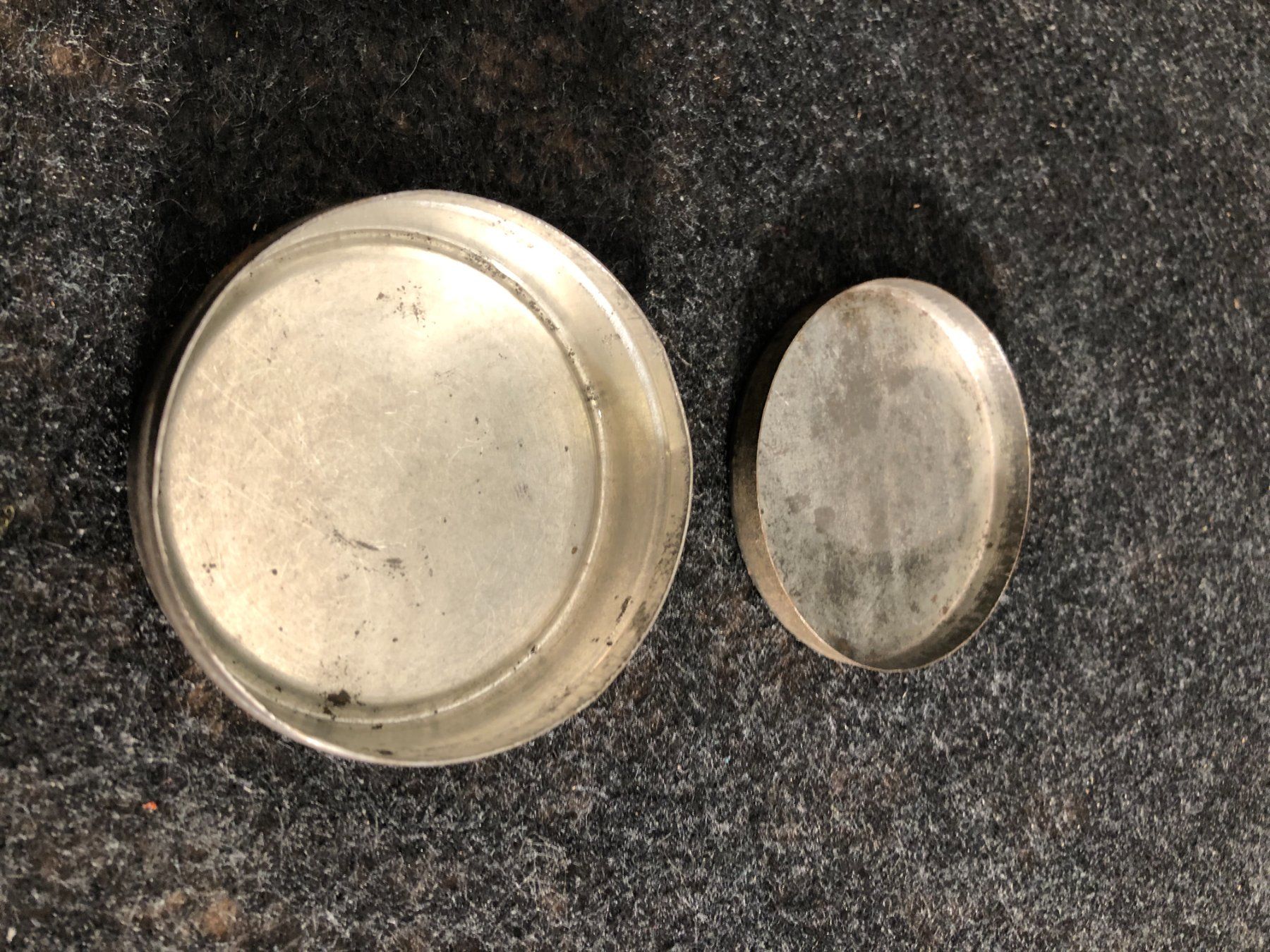 Dosen: Ancienne boîte en métal. – Gebraucht aus Saignelégier von Dubois_Vintage 2