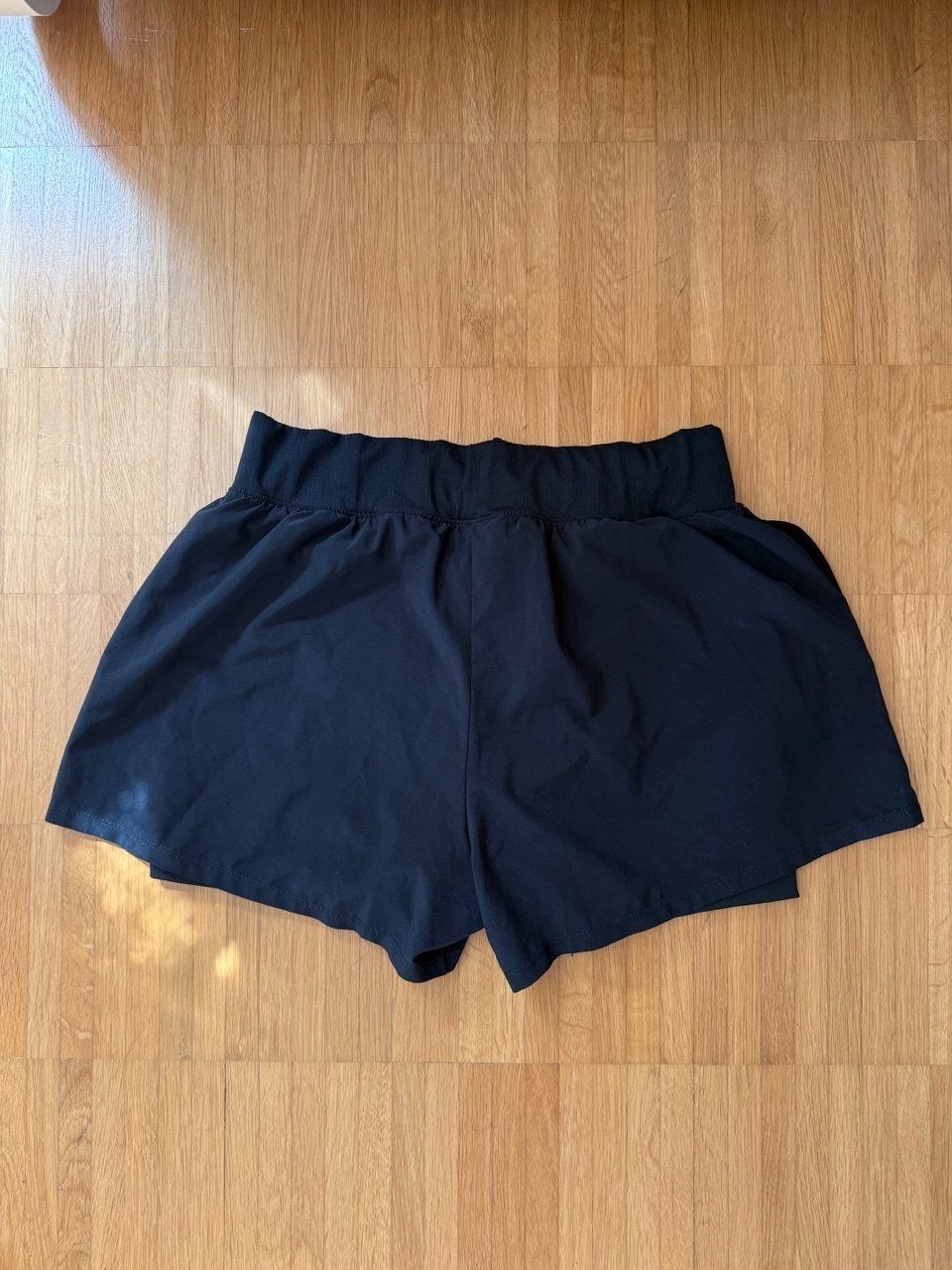 Nike Pantaloni: Nike shorts size M – Usato da Zürich venduto da futurmutur 2